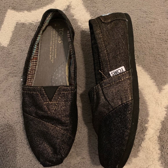 black and gold toms
